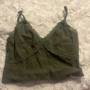 I love this dark green laced tank crop